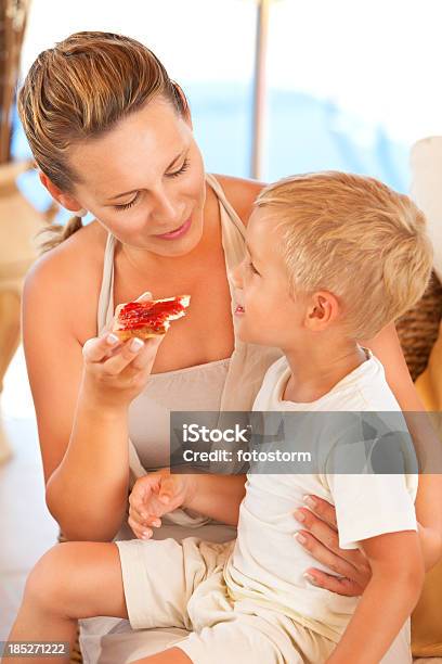 Foto de Jovem Mãe Alimentando Seu Menino e mais fotos de stock de Adulto - Adulto, Alimentar, Alimentação Saudável
