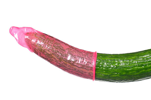 ogórek z różowym prezerwatywa - sex education condom contraceptive sex zdjęcia i obrazy z banku zdjęć