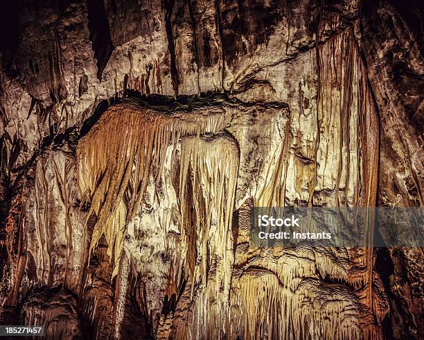 Ciemny Cave - zdjęcia stockowe i więcej obrazów Bez ludzi - Bez ludzi, Ciemny, Cień