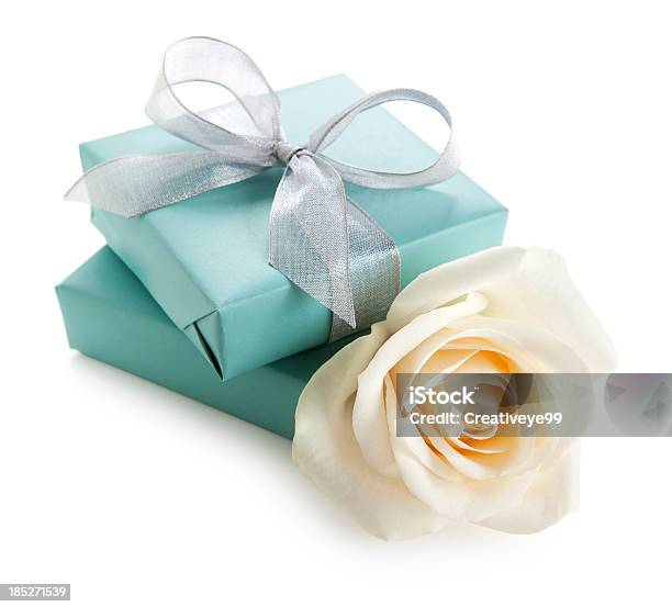 Scatole Regalo Rosa E Bianco - Fotografie stock e altre immagini di Argentato - Argentato, Nastro, Fiocco - Nodo