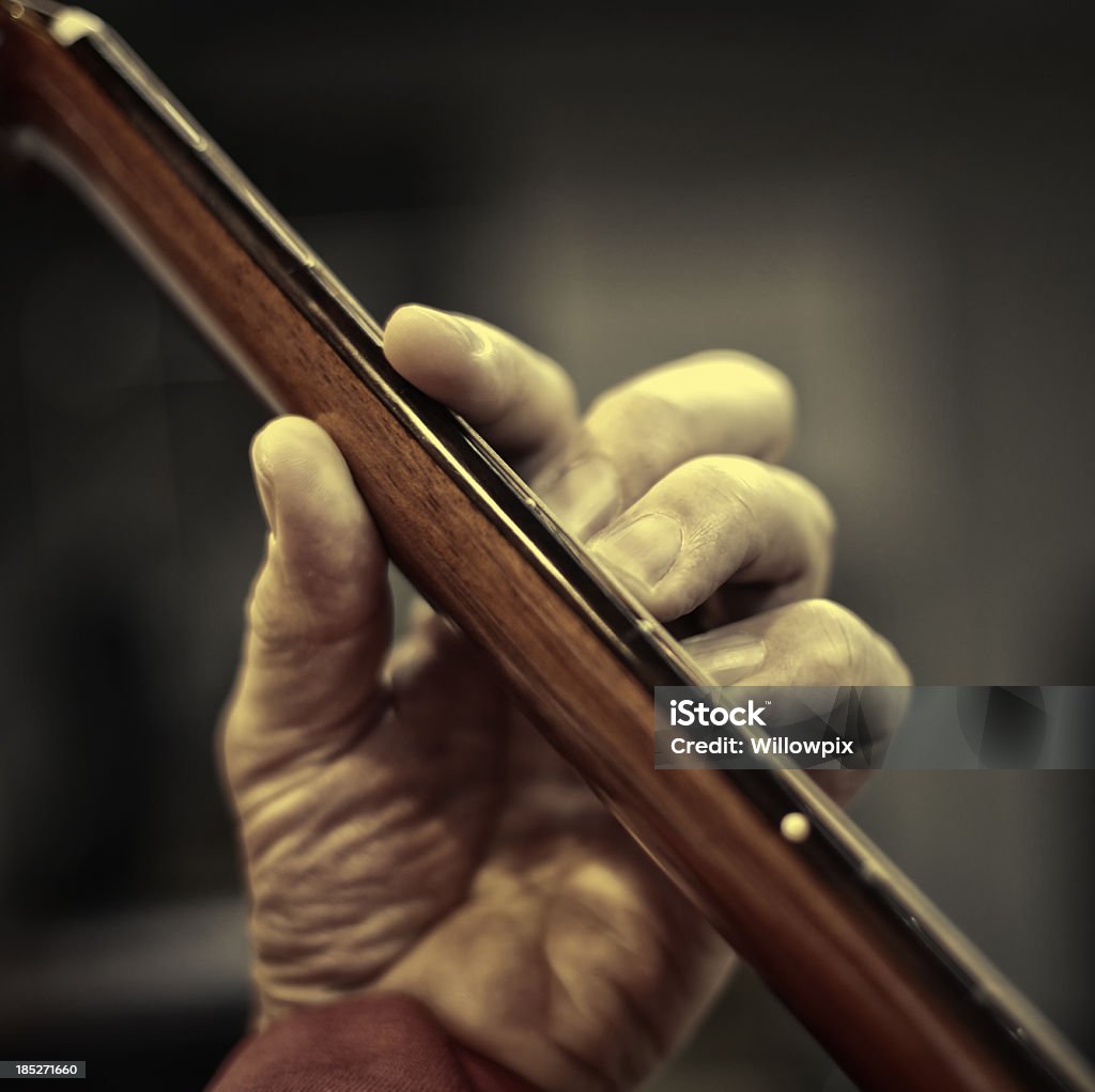 Mano del hombre tocando guitarra acústica - Foto de stock de Acorde libre de derechos