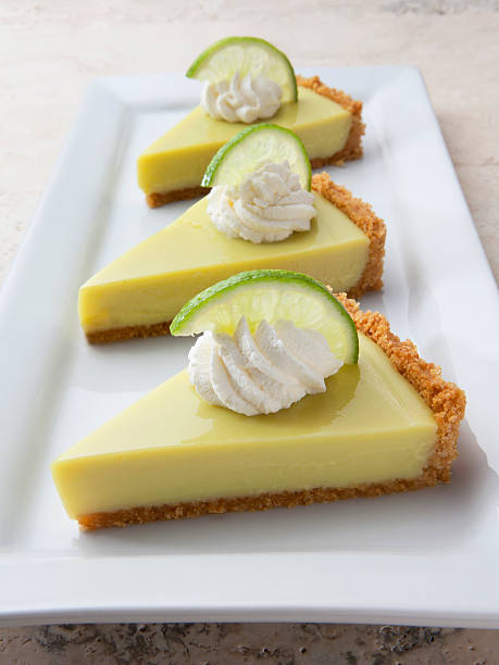 key lime pie scheiben mit schlagsahne auf marmortisch. - key lime pie dessert pie pastry stock-fotos und bilder