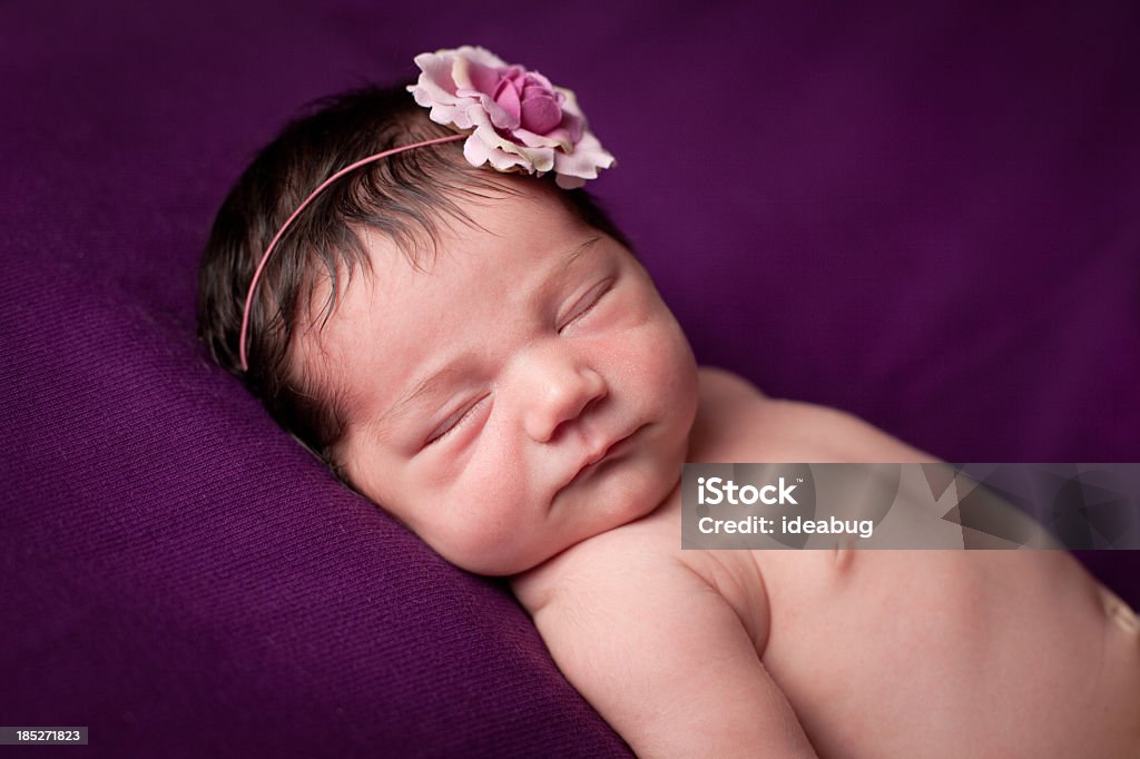 カラーイメージの貴重な新生児の女の子に、パープルの背景 - 1人のロイヤリティフリーストックフォト