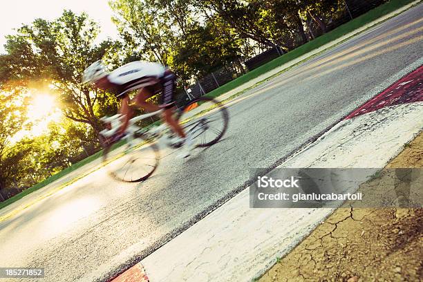 Foto de Ciclista Em Um Circuito e mais fotos de stock de Atividade - Atividade, Atividade Física, Bicicleta