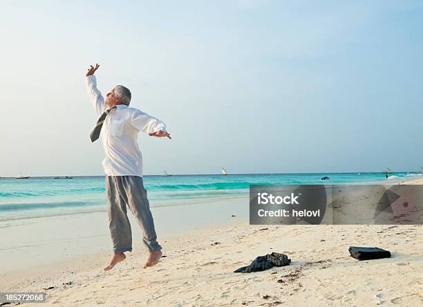 Hombre En Ropa Profesional Salto En La Playa Foto de stock y más banco de imágenes de Hombres maduros - Hombres maduros, Velero, Adulto