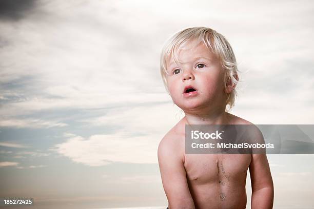 Junge Im Sand Box Stockfoto und mehr Bilder von Baby - Baby, Betrachtung, Blau