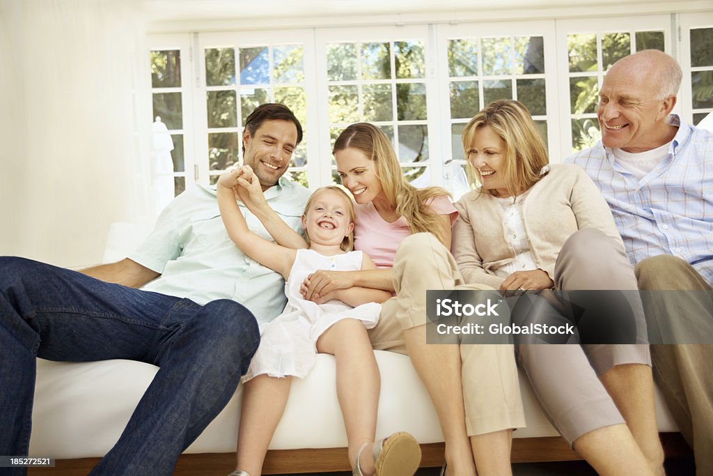 Rilassante con la famiglia più vicino - Foto stock royalty-free di Abbracciare una persona