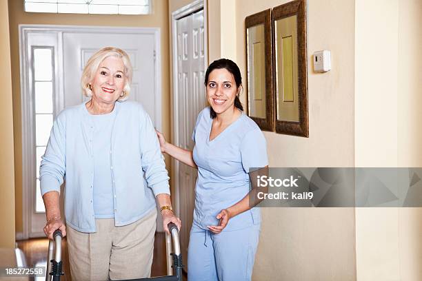 가정 건강 조무사 여자 노인 2명에 대한 스톡 사진 및 기타 이미지 - 2명, 30-39세, 60-69세