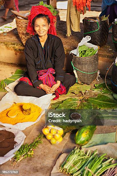 Retrato De Mercado Birmanês Vendedor - Fotografias de stock e mais imagens de Adulto - Adulto, Agricultura, Amarelo