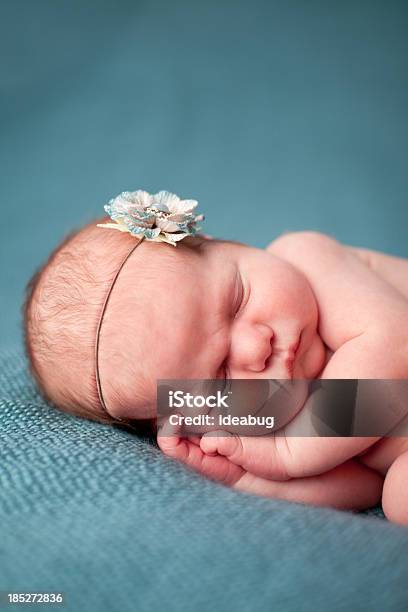 컬러 이미지를 신생아를 진찰해야 여자아이 Cuddled 태아 근속연한 0-11 개월에 대한 스톡 사진 및 기타 이미지 - 0-11 개월, 1개월, 고독-개념