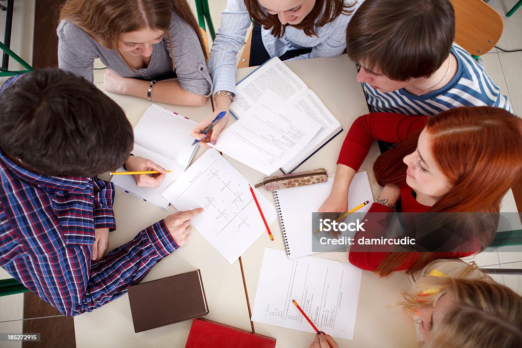 Grupo de estudantes da Universidade estudar juntos - Royalty-free Exame Foto de stock