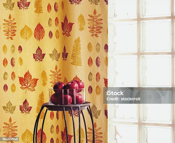 Manzanas En Elegante Bowl Contra De La Ventana Foto de stock y más banco de imágenes de Casa - Casa, Cortina, Cuarto de estar