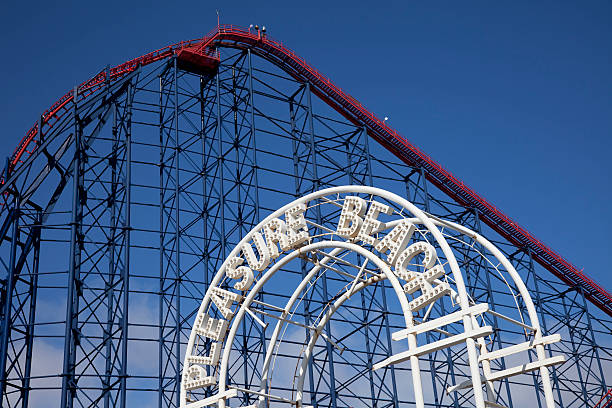 blackpool prazer praia de montanha-russa - rollercoaster blackpool england pleasure beach - fotografias e filmes do acervo