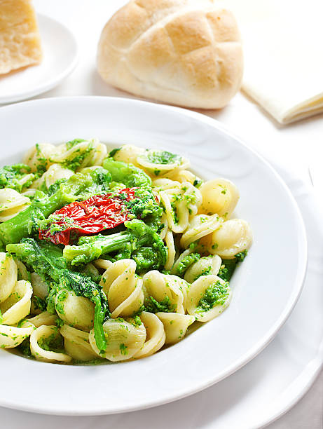 orecchiette alle cime di nationalpark rapa - orecchiette stock-fotos und bilder