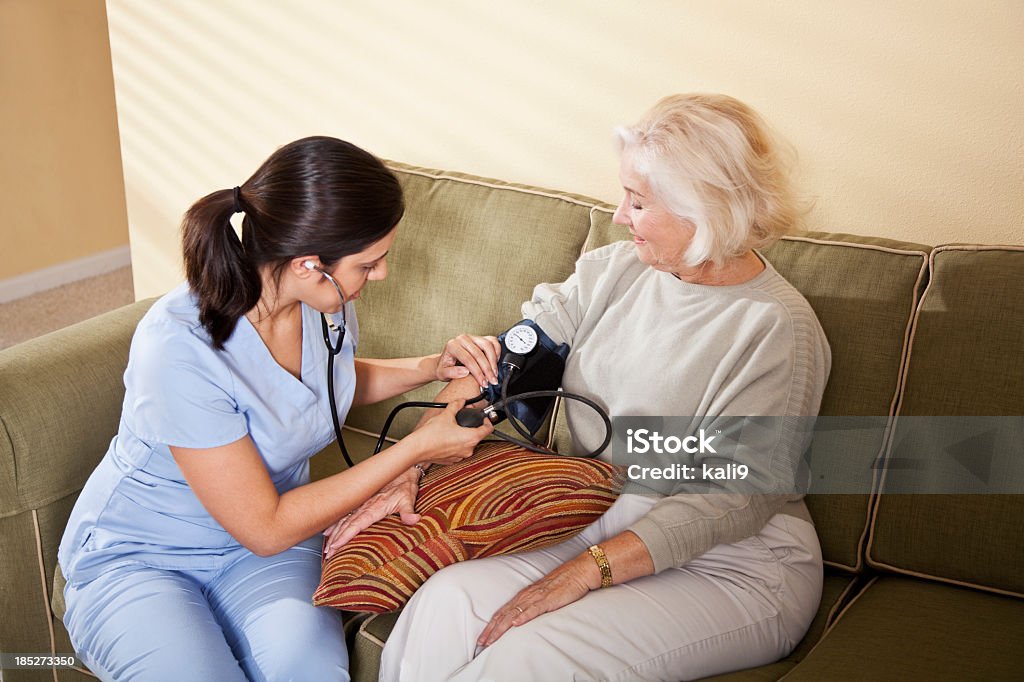 Infirmière prenant la tension artérielle senior femme - Photo de Adulte libre de droits