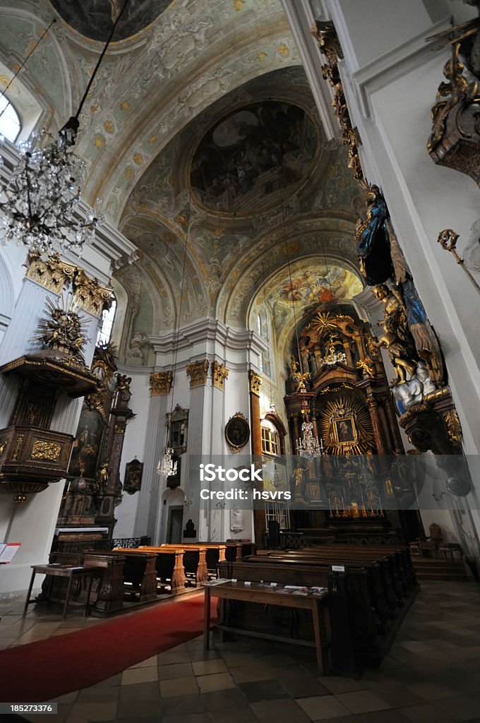 Dentro de HDR iglesia de Mariahilf (Vienna) en 6th district - Foto de stock de Altar libre de derechos