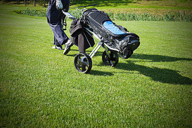 sac de golf et une voiturette de golf - golf cart golf bag horizontal outdoors photos et images de collection