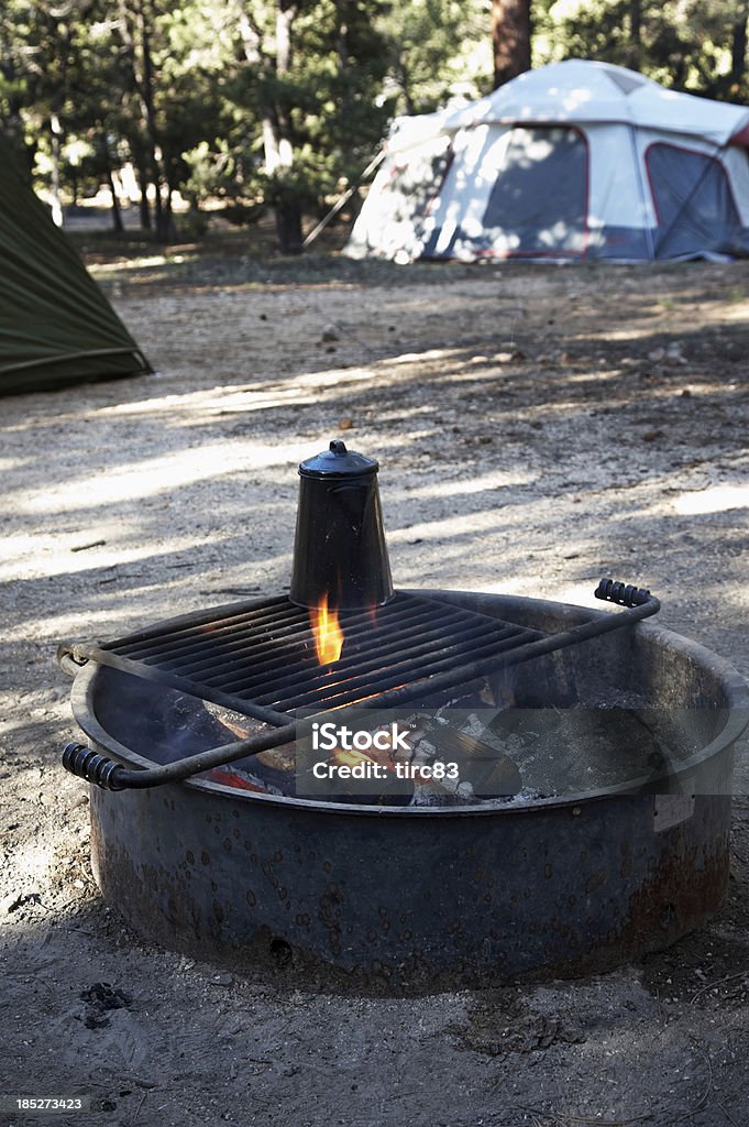 TETERA taza ebullición en la hoguera - Foto de stock de Camping libre de derechos