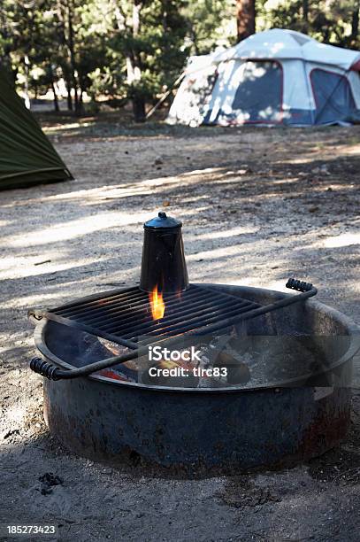 Tetera Taza Ebullición En La Hoguera Foto de stock y más banco de imágenes de Camping - Camping, Parrillera, Agua
