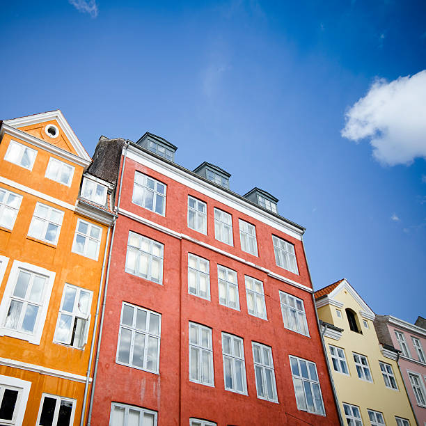 nyhavn em copenhague multicolorida fachada da casa - hans christian andersen danish culture denmark copenhagen - fotografias e filmes do acervo