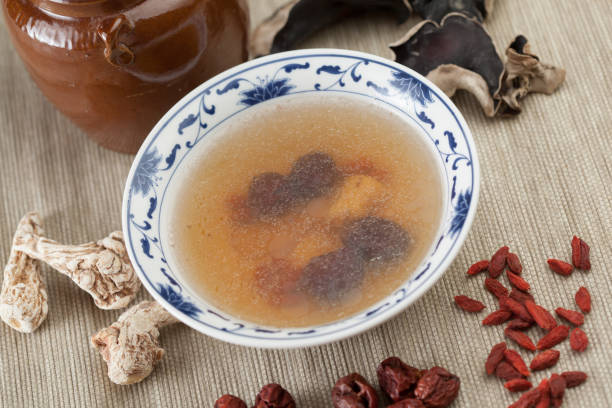 суп в традиционной китайской медицины - angelica root root tip chinese culture стоковые фото и изображения