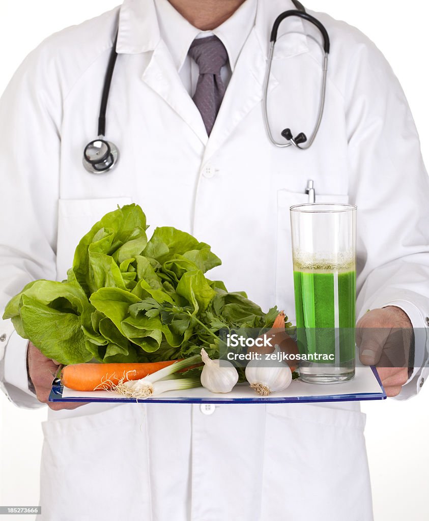 Médico mostrando verduras frescas - Foto de stock de Adulto libre de derechos