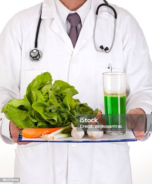 Médico Mostrando Verduras Frescas Foto de stock y más banco de imágenes de Adulto - Adulto, Agarrar, Agua