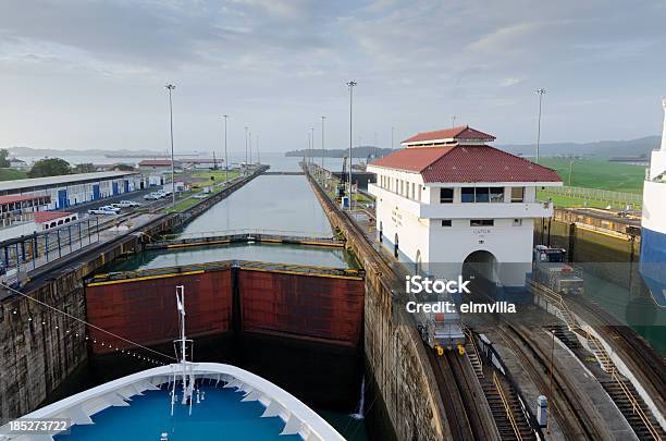 クルーズ船 Gatun ロックパナマ運河の入口 - パナマ運河のストックフォトや画像を多数ご用意 - パナマ運河, クルーズ船, 船