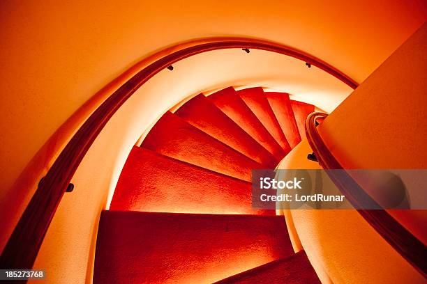 계단 선도적인 침울 호텔에 대한 스톡 사진 및 기타 이미지 - 호텔, 계단, 나선형 계단