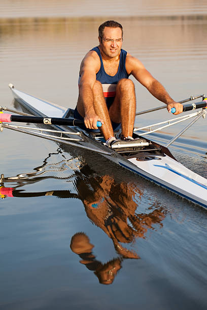 adulto homem barco a remo no lago canoagem-scull - 1x - fotografias e filmes do acervo