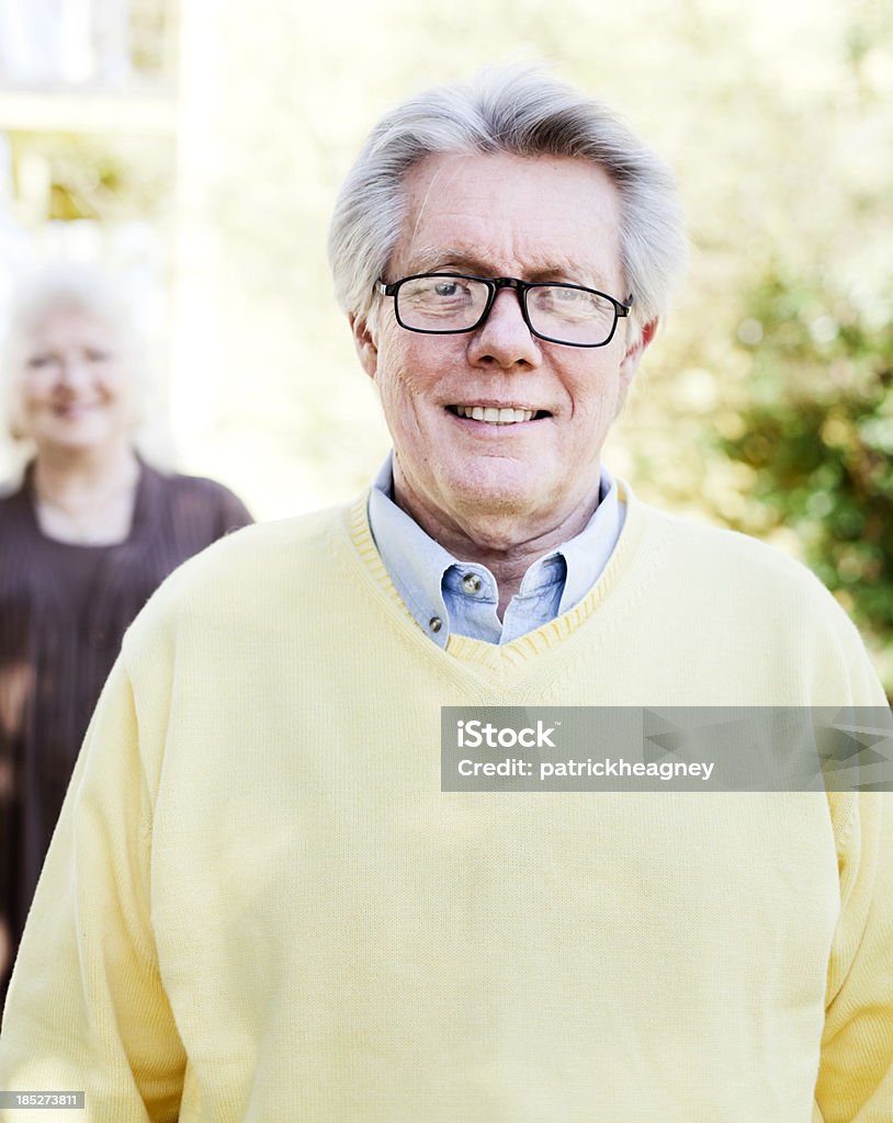 Feliz homem idoso com esposa em segundo plano - Royalty-free Casa Foto de stock
