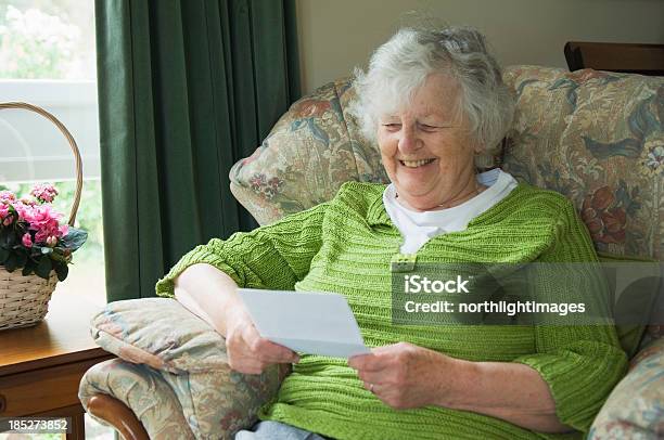 Happy Senior Woman Reading Una Carta Foto de stock y más banco de imágenes de Carta - Documento - Carta - Documento, Leer, Tercera edad