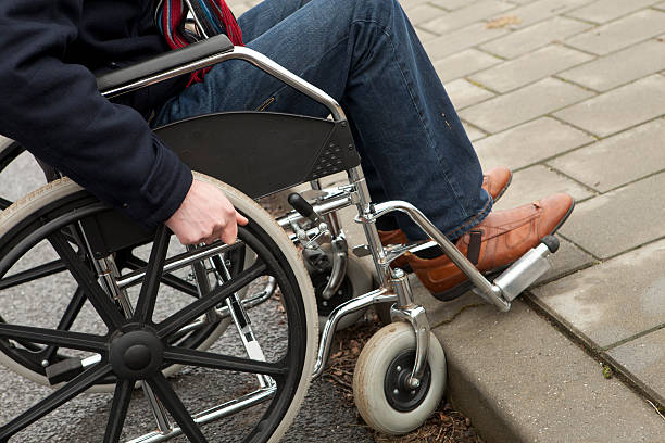 disabile uomo in sedia a rotelle ha bisogno di aiuto, decesso - disablement foto e immagini stock