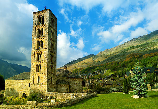 mountain kirche in den pyrenäen - vall de boi stock-fotos und bilder