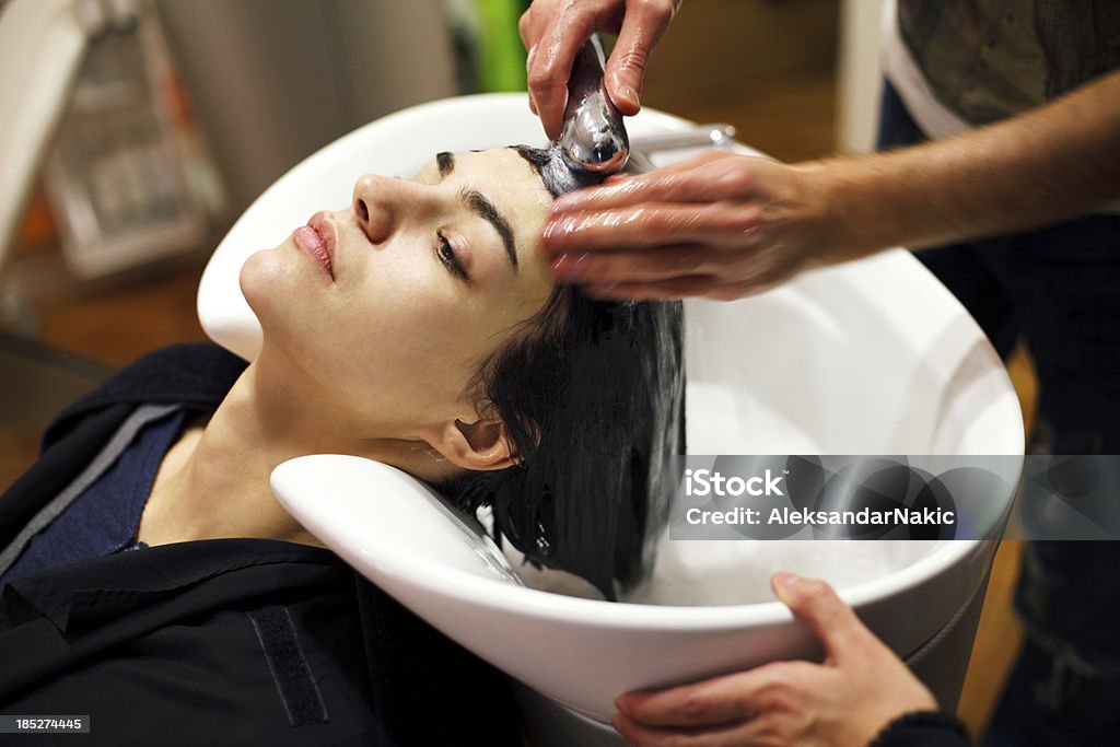 Parrucchiere di trattamento - Foto stock royalty-free di Lavarsi i capelli