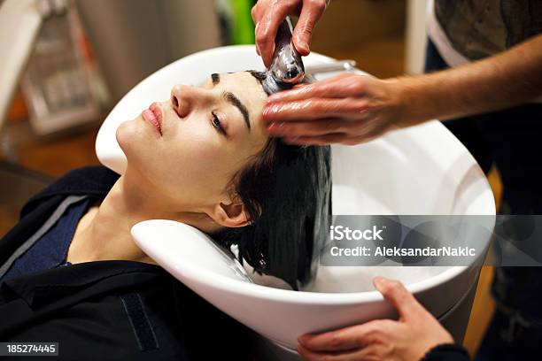 Parrucchiere Di Trattamento - Fotografie stock e altre immagini di Lavarsi i capelli - Lavarsi i capelli, Salone di parrucchiere, Donne