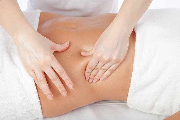 junge frauen, die bauch massage - abdomen women massaging human hand stock-fotos und bilder