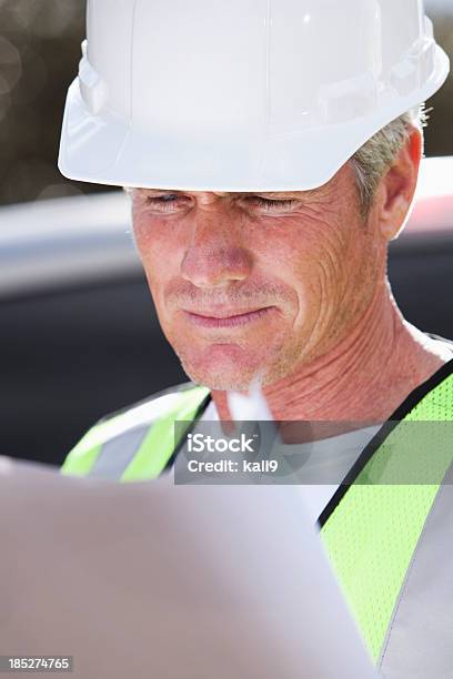 Photo libre de droit de Travailleur Manuel Avec Casque De Chantier Et Un Gilet De Sécurité banque d'images et plus d'images libres de droit de 45-49 ans