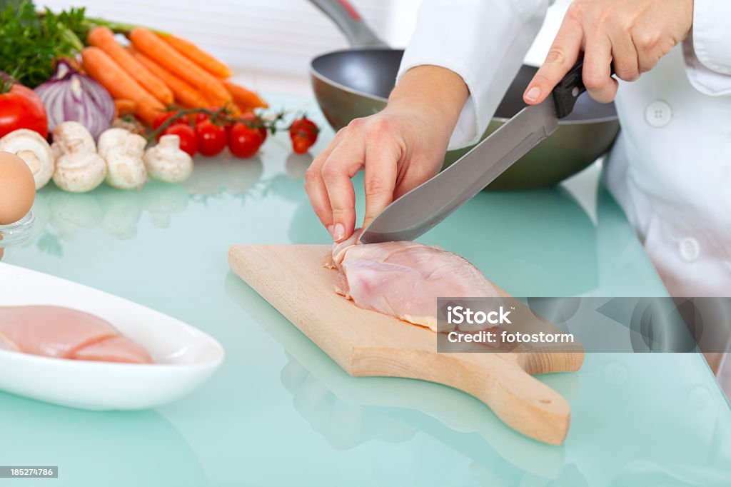Szef kuchni cięcia Pierś z kurczaka - Zbiór zdjęć royalty-free (Artykuły spożywcze)