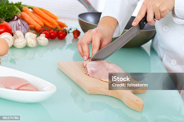 Chefe De Cozinha De Corte De Peito De Frango - Fotografias de stock e mais imagens de Adulto - Adulto, Alimentação Saudável, Brócolo