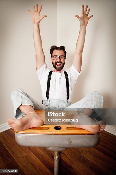 Excitación Frikis Hombre Sentado Con Pies Arriba En Escritorio De La Escuela Foto de stock y más banco de imágenes de 30-34 años