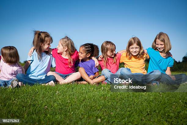 7 행복한 어린 소녀 휴식 및 껴안기 One Another 4-5세에 대한 스톡 사진 및 기타 이미지 - 4-5세, 6-7 살, 8-9 살