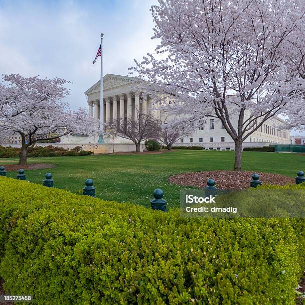 Foto de Eua Supremo Tribunal Com Flores De Cereja e mais fotos de stock de Apoiado - Apoiado, Apoio, Arquitetura