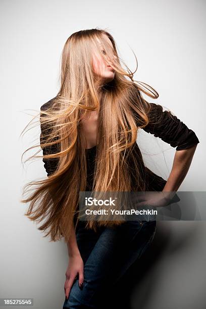 Kobieta Z Długie Włosy - zdjęcia stockowe i więcej obrazów Modelka i model - Modelka i model, Długie włosy, Proste włosy