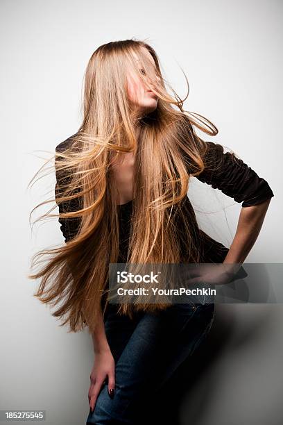 Foto de Mulher Com Cabelo Longo e mais fotos de stock de Modelo profissional - Modelo profissional, Cabelo Comprido, Cabelo Liso