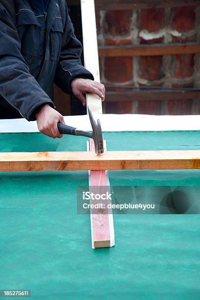 Trabajador De La Construcción Pulsando De Uñas Con Martillo En Madera Foto de stock y más banco de imágenes de Adulto