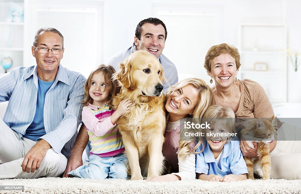 Extendida familia alegre con mascotas. - Foto de stock de Perro libre de derechos