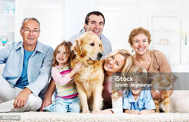 Extendida Familia Alegre Con Mascotas Foto de stock y más banco de imágenes de Perro - Perro, Gato doméstico, Familia