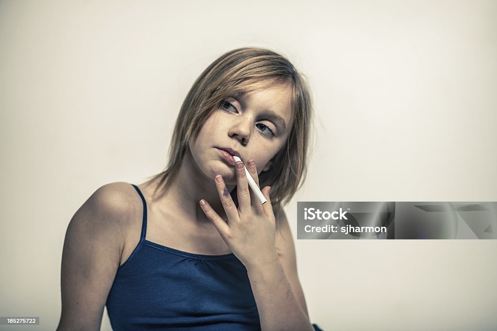 Retrato de chica joven sosteniendo de cigarrillos, es informal - Foto de stock de Cigarrillo libre de derechos