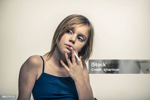 Retrato De Jovem Casual Segurando Cigarros A - Fotografias de stock e mais imagens de Cigarro - Cigarro, Criança, Azul